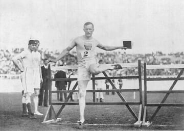 El estadounidense ganó en domingo los 110 metros vallas de los Juegos de Londres 1908, pero como era muy creyente y tenía remordimientos de conciencia, compitió con una Biblia en la mano. Ganó por la mayor diferencia histórica y batió el récord del mundo con 15.0.c