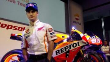 Pedrosa junto a la Honda con la que correr&aacute; en 2013.