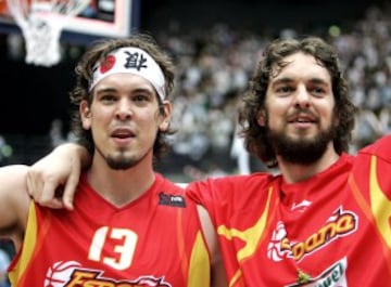 El 3 de septiembre de 2006 la Selección Española hizo historia al ganar por primera vez el oro en un Mundial de Baloncesto en Japón. La final fue contra Grecia.
Los hermanos Gasol. 