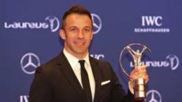 Alessandro Del Piero muestra el premio Laureus que le acredita como nuevo miembro del club.