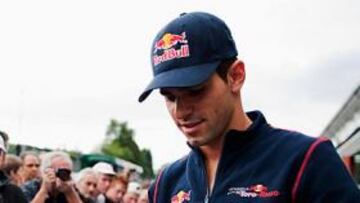 Alguersuari firmando autógrafos.