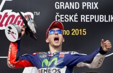 Su quinta victoria lleg車 en el circuito de Brno, carrera que volvi車 a dominar de principio a fin. Despu谷s llegaron dos malos resultados, cuarto en Silverstone y su primer abandono en San Marino, pero se reencontr車 con la victoria en el GP de Arag車n. As赤 recort車 distancia a Valentino Rossi en la clasificaci車n.