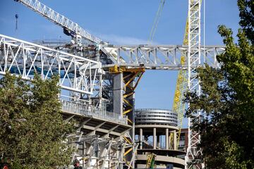 Así avanzan las obras remodelación y modernización del Santiago Bernabéu. Ni las lluvias de elevada intensidad caídas en la capital ni los efectos de la DANA climatológica que están afectando a toda España han frenado el ritmo de las obras cuya finalización está prevista para principio del mes de octubre de 2022, aunque es factible que la finalización de la reforma finalice unos meses antes de lo previsto.