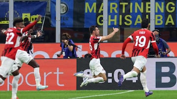 Matteo Gabbia (C) celebra con sus compañeros tras marcar el gol del 1-2 durante el partido de la Serie A italiana entre el FC Inter y el AC Milan, en Milán. EFE/EPA/MATTEO BAZZI