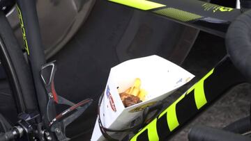 Esteban Chaves cambió su cantimplora por unas papas fritas