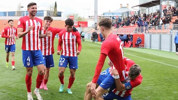 Los jugadores del Atlético B celebran el segundo gol de Adrián Niño.