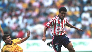 07 March 1999: Mexican defense Claudio Suarez (R) of Guadalajara, runs with the ball while Carlos Espinola (L) of America, during week eight of the 1999 summer tournament of mexican soccer. Guadalajara defeats America1-0. in the classic of mexican soccer./El defensa mexicano Claudio Suarez (D) del Guadalajara, corre con el balon ante la barrida de Carlos Espinola (I) del America, durante la semana ocho del torneo de verano 1999, del futbol mexicano. Guadalajara derroto al America 1-0. en el clasico del futbol mexicano.