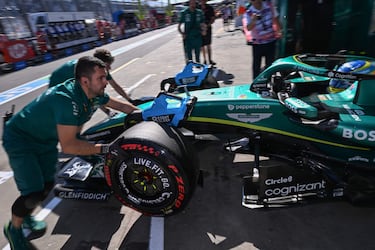 Los mecánicos empujan el coche del piloto español Fernando Alonso de Aston Martin en boxes durante la segunda sesión de prácticas del Gran Premio de Australia.