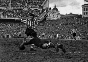 Vistió la camiseta del Athletic Club durante 13 años, de 1940 a 1953.