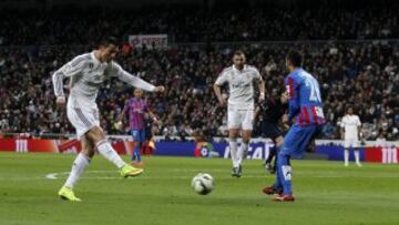 GOL 2-0  Ronaldo dispara, parece que va fuera, y pega en Bale que la redirecciona hacia puerta para conseguir el segundo. Veremos que dice el colegiado en el acta. 