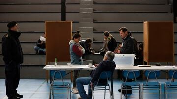 Valparaiso, 8 de junio de 202
Vocales de mesa se capacitan en el local de votacion de la Scuola Italiana de Valparaiso en visperas de las elecciones primarias.
Raul Zamora/Aton Chile