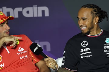 Lewis Hamilton (Mercedes) y Carlos Sainz (Ferrari). Sakhir, Bahréin. F1 2024.