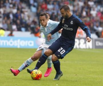 Orellana pelea el balón con Jesé Rodríguez.