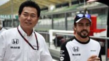 Arai y Alonso en el pit lane de Sepang.