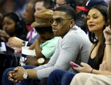 El músico Nelly no se perdió el partido.