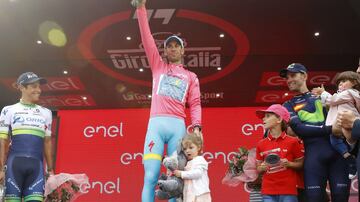 Al final, todo fue festejo. El objetivo del Orica era el podio y se logró con Chaves. Esteban fue segundo del Giro 2016 detrás de Nibali y delante de Valverde (tercero). El bogotano estuvo a 52 segundos del título. Su primer podio en las grandes en el que estuvo acompañado de dos gigantes del ciclismo.