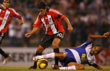 El delantero argentino Ariel Ortega, sonó en Universidad Católica y Colo Colo cuando dejó River Plate hace algunos años. El Burrito se trató en Chile de sus problemas de alcoholismo y supuestamente esa era la razón por la que querría jugar en la liga chilena.