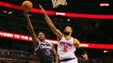 Victor Oladipo lanza frente a Tyson Chandler.