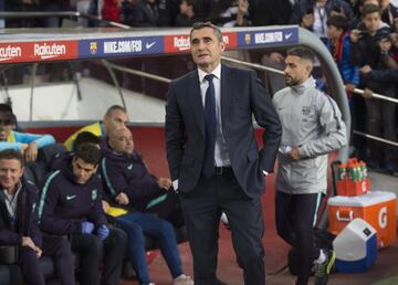 Ernesto Valverde on the touchline at Camp Nou.