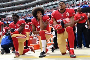 El 26 de agosto de 2016, los 49ers recibieron a los Packers. Como en cada partido de la NFL, todo el estadio se puso en pie para escuchar el himno de Estados Unidos¡ menos Colin Kaepernick. El quarterback hinc¨® la rodilla como protesta ante una serie de muertes de ciudadanos afroamericanos en aquel a?o, a manos de polic¨ªas norteamericanos, que dio lugar al movimiento Black Lives Matter.