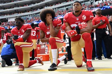 El 26 de agosto de 2016, los 49ers recibieron a los Packers. Como en cada partido de la NFL, todo el estadio se puso en pie para escuchar el himno de Estados Unidos… menos Colin Kaepernick. El quarterback hincó la rodilla como protesta ante una serie de muertes de ciudadanos afroamericanos en aquel año, a manos de policías norteamericanos, que dio lugar al movimiento Black Lives Matter.