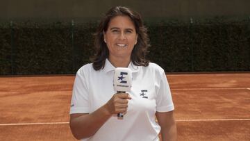 Conchita Mart&iacute;nez posa con el micr&oacute;fono de Eurosport, cadena para la que comentar&aacute; durante el Open de Australia.