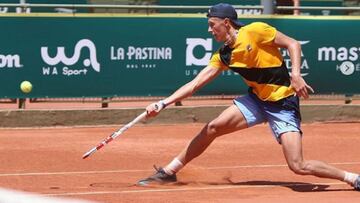 Leo Borg devuelve una bola durante un partido de un torneo ITF.
