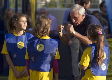 Johan Cruyff con un grupo de chicas.