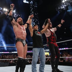 Triple H tumba a Undertaker e iniciar un feudo entre leyendas