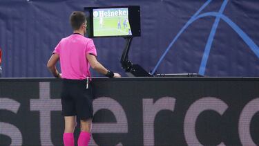 Soccer Football - Champions League - Group A - Lokomotiv Moscow v Atletico Madrid - RZD Arena, Moscow, Russia - November 3, 2020 Referee Benoit Bastien consults the VAR pitchside monitor before awarding Lokomotiv Moscow a penalty Pool via REUTERS/Maxim Sh
