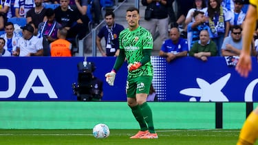 El guardameta alicantino firmó por el Elche, equipo de su provincia natal, este verano. Desde su llegada se hizo con el puesto de titular.




