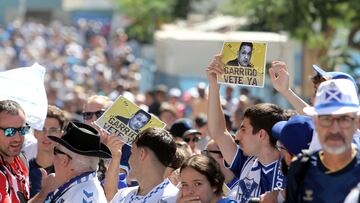 Aficionados del Tenerife muestran carteles contra la directiva.