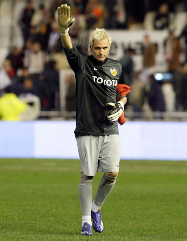 Portero del Real Madrid de 1994 a 1998 y del Valencia durante 10 temporadas de 1998 a 2008.