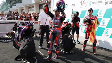 Martín y Bagnaia en el parque cerrado de Sepang.