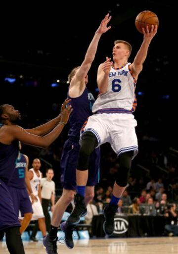 Kristaps Porzingis y Cody Zeller.