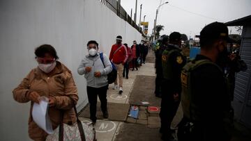 Passengers practice social distancing as they stand in line before entering the airport, during the outbreak of the coronavirus disease (COVID-19), in Lima, Peru July 15, 2020. REUTERS/Sebastian Castaneda   NO RESALES. NO ARCHIVES