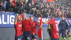 Un emocionado Raúl celebra el gol con sus compañeros.