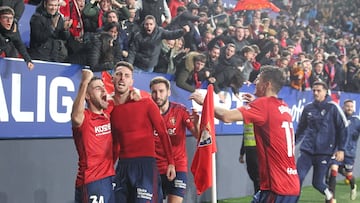 Un emocionado Ra¨²l celebra el gol con sus compa?eros.