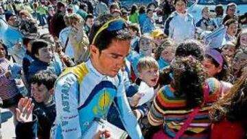 <b>ACLAMADO. </b>Alberto Contador, rodeado de niños en la Vuelta a Murcia, donde fue el tercer clasificado.