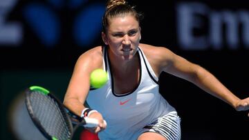 La tenista española Sara Sorribes devuelve una bola ante la checa Karolina Pliskova, durante su partido de primera ronda del Abierto de tenis de Australia en Melbourne.