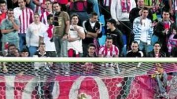 <b>TRISTE. </b>De Gea lamenta en su portería el gol que marcó Borja Valero, en el que falló el guardameta, y que supuso el empate final en el Calderón.