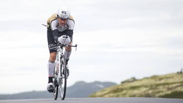 El triatleta Chris Stirling durante el tramo en bici del Norseman Xtreme Triathlon 2015 en Eidfjord, Noruega.