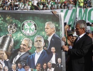 El vallecaucano recibió un homenaje de la afición que llenó la tribuna sur del estadio de Medellín.