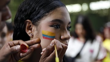 AME9939. MEDELLÍN (COLOMBIA), 06/07/2024.- Una mujer se pinta la bandera de Colombia durante la transmisión del partido ante Panamá, correspondiente a la Copa América 2024, este sábado en el coliseo Yesid Santos, en Medellín (Colombia). EFE/ Luis Eduardo Noriega Arboleda