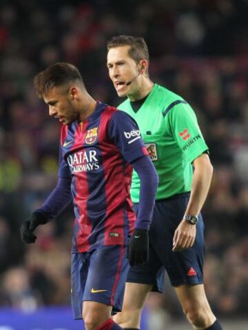 Neymar y el árbitro González González.