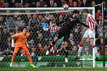 Con 2,01 metros debe ser fácil marcar de cabeza. El delantero inglés además es ágil con ambos pies. Junto a Alan Shearer es uno de los grandes cabeceadores de la historia de la Premier League.