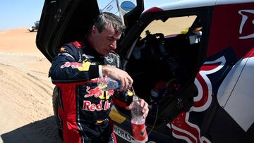 Mini&#039;s Spanish driver Carlos Sainz drinks at the end of the special stage  during the Stage 11 of the Dakar 2020 between Shubaytah and Haradh, Saudi Arabia, on January 16, 2020. (Photo by FRANCK FIFE / AFP)