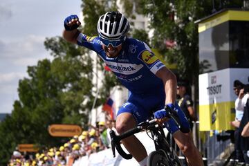 Julian Alaphilippe celebrando la victoria en Éperbay con la que se ha puesto el maillot amarillo del Tour. 