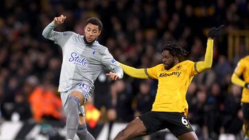 Soccer Football - Premier League - Wolverhampton Wanderers v Everton - Molineux Stadium, Wolverhampton, Britain - December 30, 2023 Everton's Arnaut Danjuma in action with Wolverhampton Wanderers' Boubacar Traore Action Images via Reuters/Paul Childs NO USE WITH UNAUTHORIZED AUDIO, VIDEO, DATA, FIXTURE LISTS, CLUB/LEAGUE LOGOS OR 'LIVE' SERVICES. ONLINE IN-MATCH USE LIMITED TO 45 IMAGES, NO VIDEO EMULATION. NO USE IN BETTING, GAMES OR SINGLE CLUB/LEAGUE/PLAYER PUBLICATIONS.