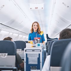 Una azafata de avión revela la bebida que nunca deberías pedir en un vuelo